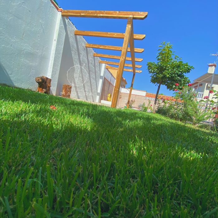 Pérgola de madera decorativa con iluminación integrada para ambientes nocturnos